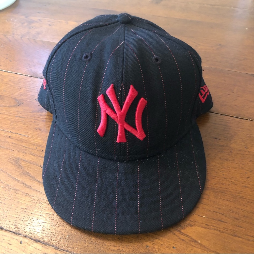 New Era 59fifty New York Yankees Hat Youth Pin Stripe Black And Scarlet 6 5/8